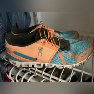 Womens On Cloud shoes!!